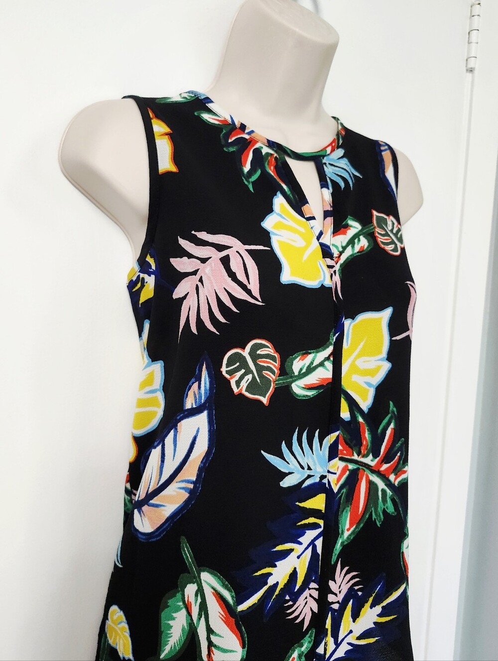 C&E Sleeveless Black Tropical Print Blouse - Picture 8 of 11